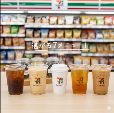セブンイレブンのカウンターに並べられたホットとアイスのセブンカフェティー各種(ストレートティー、ミルクティー)。背景にはコンビニの商品棚がぼんやりと見える。