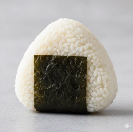 熱々のご飯から湯気が立ち上る、握りたてのふっくらとしたおにぎりがクローズアップで写されている。