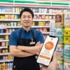 セブンイレブンの店内で微笑む日本人男性店長。