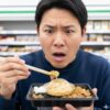 コンビニの弁当容器が底上げされていることに気づき、驚きと不満の表情を浮かべる日本人男性（消費者または店長）のクローズアップ。