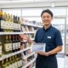 コンビニエンスストアのワイン売り場で、自信を持っておすすめの商品を紹介する日本人男性店長