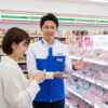 セブンイレブンの店長がネイルコーナーで女性客におすすめ商品を案内している様子