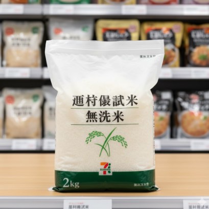 セブンイレブンで販売されている政府備蓄米（無洗米2kg）のパッケージイメージ。チャック付きで保存に便利。