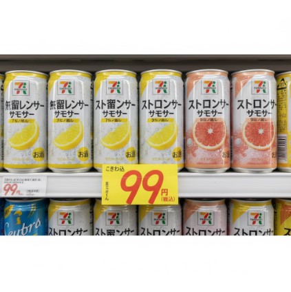 セブンプレミアムの99円チューハイ（無糖レモンサワーとストロングサワー）が棚に並んでいる様子。