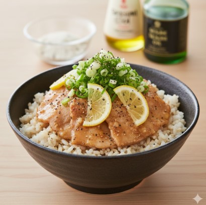 木のテーブルに置かれた黒い丼ぶりに入ったねぎ塩豚カルビ丼。つやつやとしたタレが豚肉に絡み、レモンの薄切りと刻みネギが彩りを添えている。背景にはごま油と醤油のボトルがぼやけて見える。
