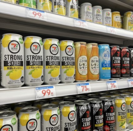 セブンイレブンの棚に並ぶプライベートブランドとナショナルブランドのチューハイ。