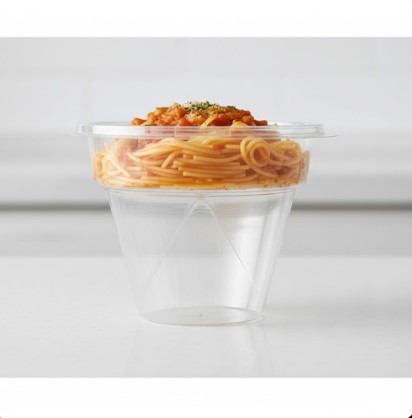 コンビニ弁当の容器の断面図。ご飯やパスタが入っている部分の底が中央に向かって極端に盛り上がっており、内容量が少なく見えるように設計された「底上げ構造」を分かりやすく示している。