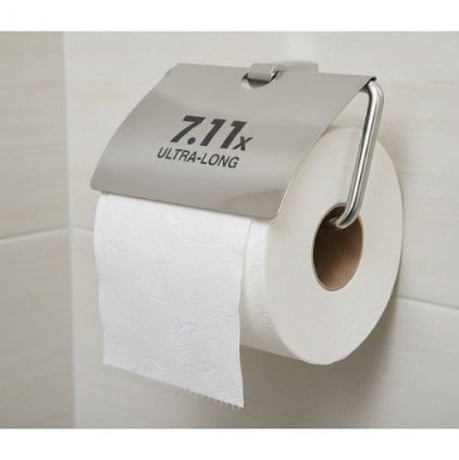 一般的な家庭用トイレのホルダーに、使い始めの大きな長尺トイレットペーパーが装着されている。紙の厚みでフタが少し浮いているが、問題なく使用できる状態。