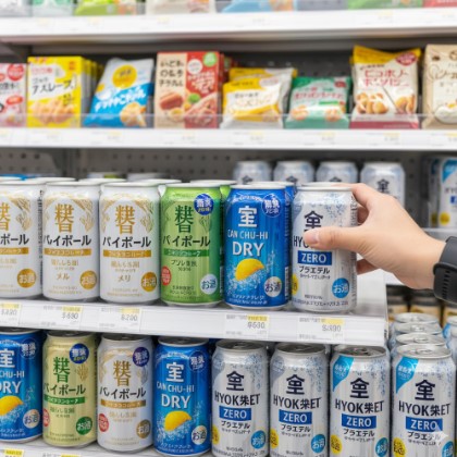 糖質ゼロやプリン体ゼロを謳うハイボール缶や焼酎ベースのドリンクが、健康的なライフスタイルを意識したデザインで並べられている。