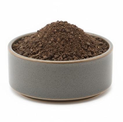 中立的な背景に、左から「コストパフォーマンス」を象徴する数枚のコイン、「時間効率(タイパ)」を象徴するシンプルな時計、「品質(肌触り)」を象徴する白い羽が並んでいる。